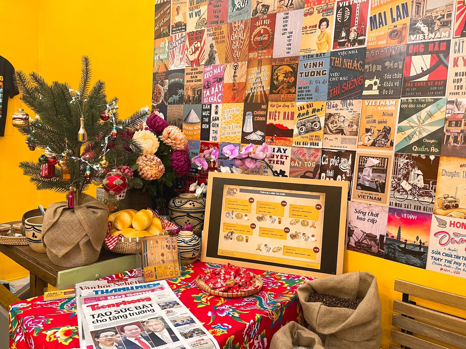 Salle de Saigon's Factory, mur d'affiches vietnamiennes.