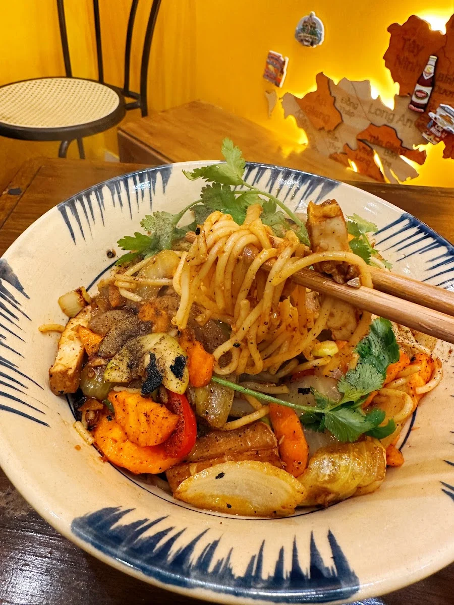 Nouilles sautées aux légumes et coriandre.
