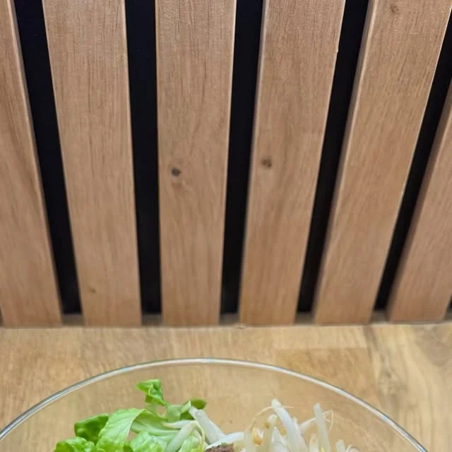 Bobun, vermicelles et bœuf sauté à la citronnelle.