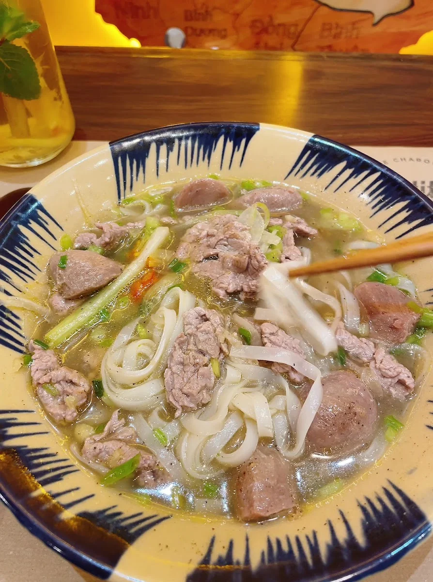 Pho au bœuf, bouillon parfumé et vermicelles de riz.