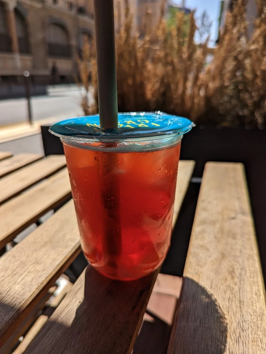 Thé glacé aux fruits à emporter.