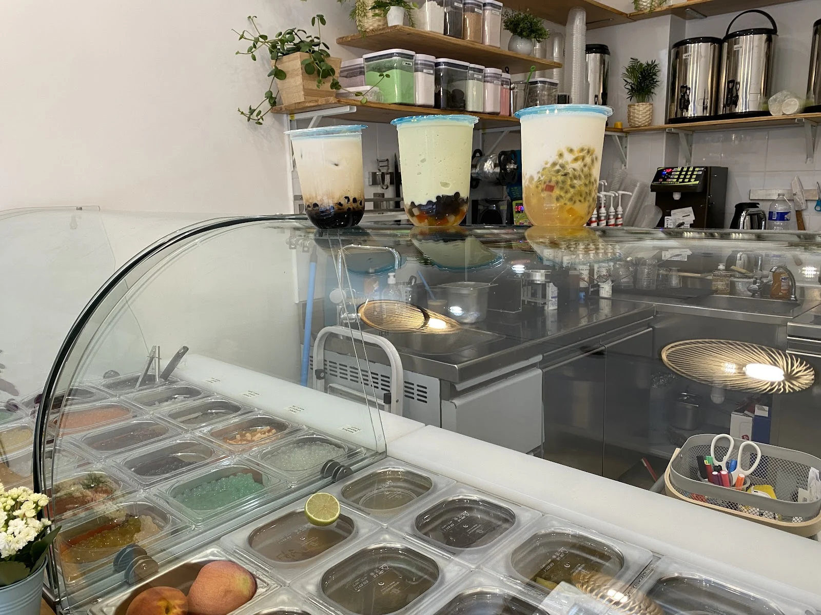 Comptoir à bubble tea, perles et sirops.