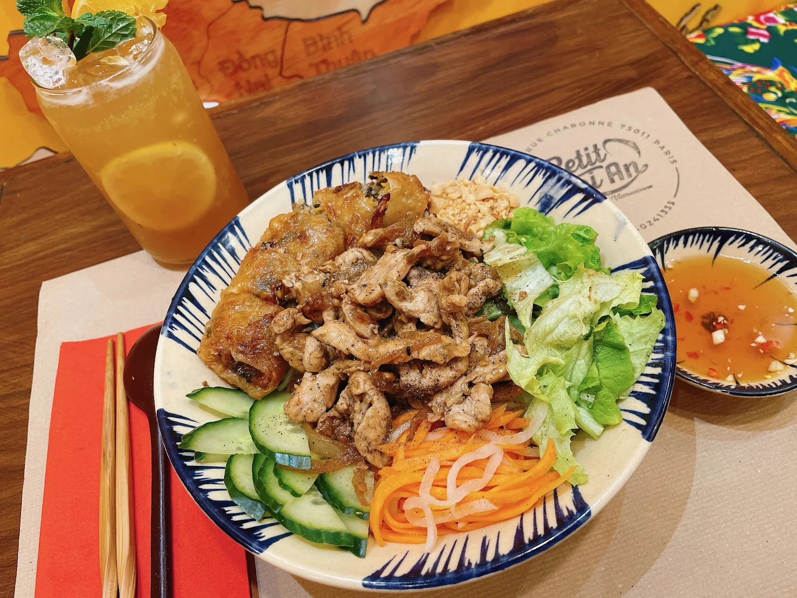 Bobun au poulet, nems et thé glacé de Saigon's Factory.